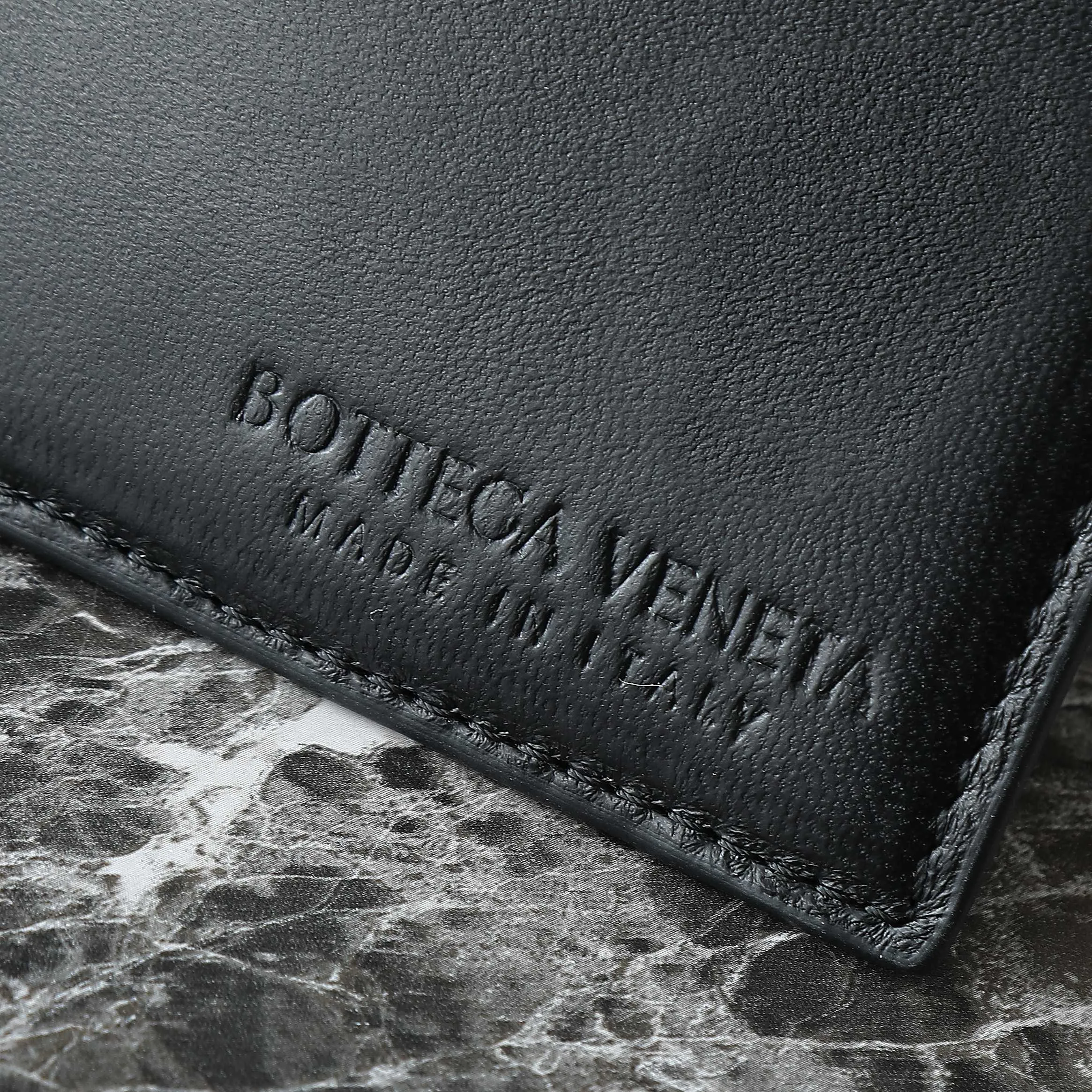Batch 1660 BV25 spring and summer new product Mini pinacoteca two-tone surface. The weaving process is also super exquisite. Every texture is delicate and clear, and you can see the full ingenuity. 👜The bag uses 1 cm leather strips, which are purely hand-woven, highlighting the brand's craftsmanship. The inside is flipped to reveal a smooth suede lining that can be used on both sides, taking into account both fashion and practicality. 	 The small size can be worn on one shoulder or across the body, making it super versatile for daily commuting! 	 💕Fashionable ladies who like BV, come to me to get the same style~ ​Model number: 819004 ​Size: 24*15*12cm